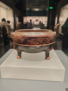 古代精美三足鼎文物展示