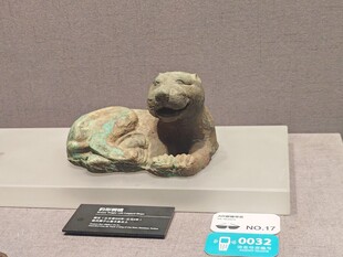 古代卧姿陶制动物摆件