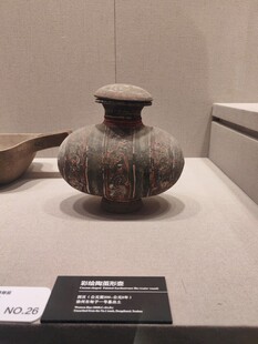 古老陶罐文物展示