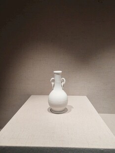 简约白瓷双耳瓶展示