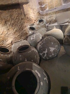古老陶罐展示