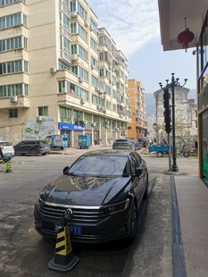 街道旁停放的黑色汽车