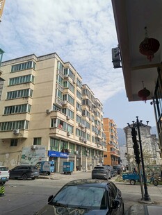 城市街道旁的多层居民楼