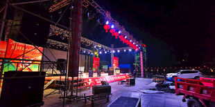 夜晚热闹的户外文艺演出场景