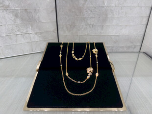 精美多层金项链饰品展示