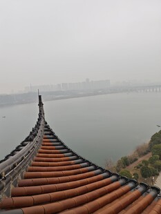 屋顶视角下的湖畔风光