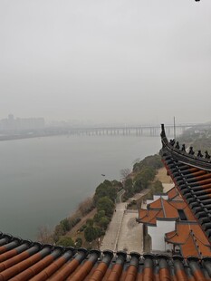 江边古建筑屋顶俯瞰景致