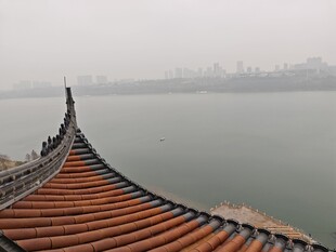 湖畔古建屋顶风景