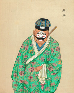 身着华服的面具持杖人物