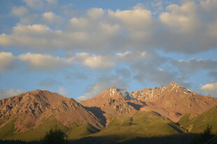 壮丽山峦与天际白云