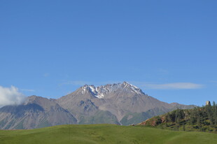 壮丽山景 绿意盎然的风光