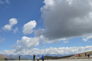 蓝天白云下的户外场景