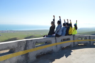 年轻人观景台欢呼留念