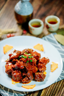 美味糖醋里脊摆于盘中