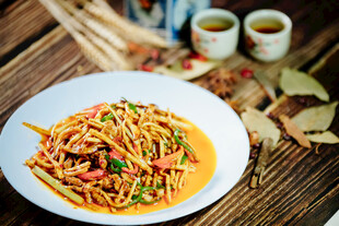 美味炒面摆于木桌之上