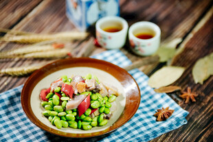 木桌旁的美味毛豆菜肴