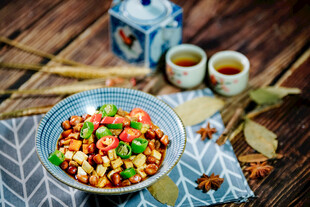 美味坚果拼盘摆于木桌