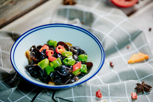 美味凉拌木耳 色彩诱人