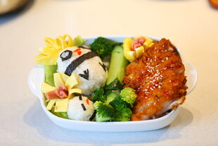 可爱熊猫造型的美味餐食