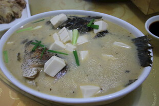 鲜美鱼头豆腐汤