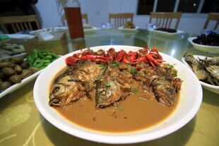 美味红烧鱼摆上餐桌