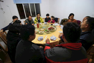 一家人围坐共享丰盛晚餐