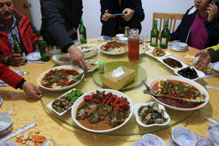 聚餐场景中的丰盛美食