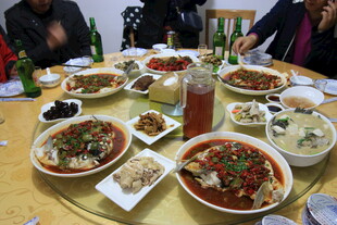 聚餐桌上丰盛的美食佳肴