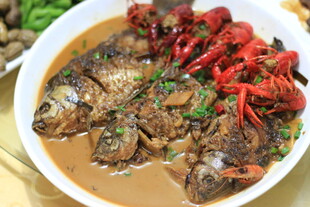 红烧鱼配小龙虾美食