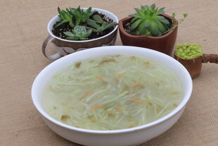 美味蔬菜汤搭配可爱多肉