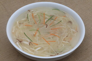 一碗清爽蔬菜鸡肉汤