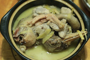 美味砂锅炖鸡食材丰富