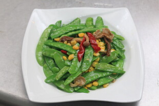 豆角炒肉配玉米