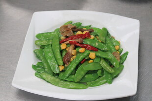 清炒豆角配玉米和红椒