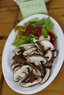 新鲜蘑菇配蔬菜摆盘