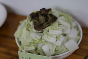 白菜上覆干菜 质朴风味