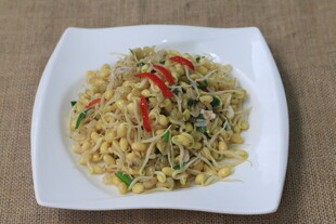 美味炒饭摆于白色盘中