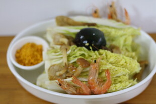 海鲜蔬菜沙拉配特色酱料