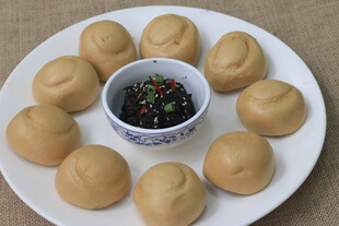 杂粮窝窝头配蘸料