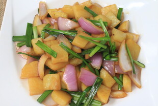 炒土豆配葱段与紫洋葱