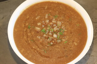 一碗美味的棕色汤品