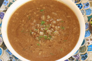 一碗美味的棕色浓汤