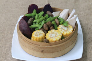 竹制蒸笼里的多彩杂粮