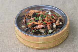 竹制蒸笼中的美味海鲜料理