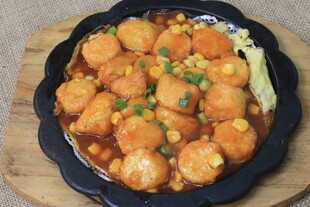 美味红烧丸子摆于盘中