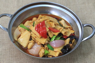 美味食材炖煮的鲜香火锅