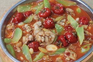 香辣牛蛙煲 美味诱人