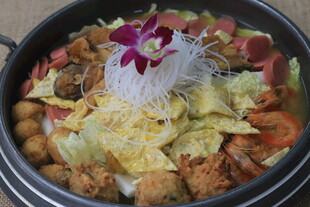 美味丰盛的特色火锅拼盘