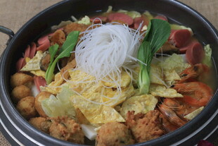 美味丰盛的一锅食材拼盘
