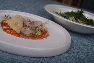 精致摆盘的美味海鲜菜肴